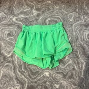 !! Lululemon Hotty Hots 2.5” Size: 2 in color Scream Green !!